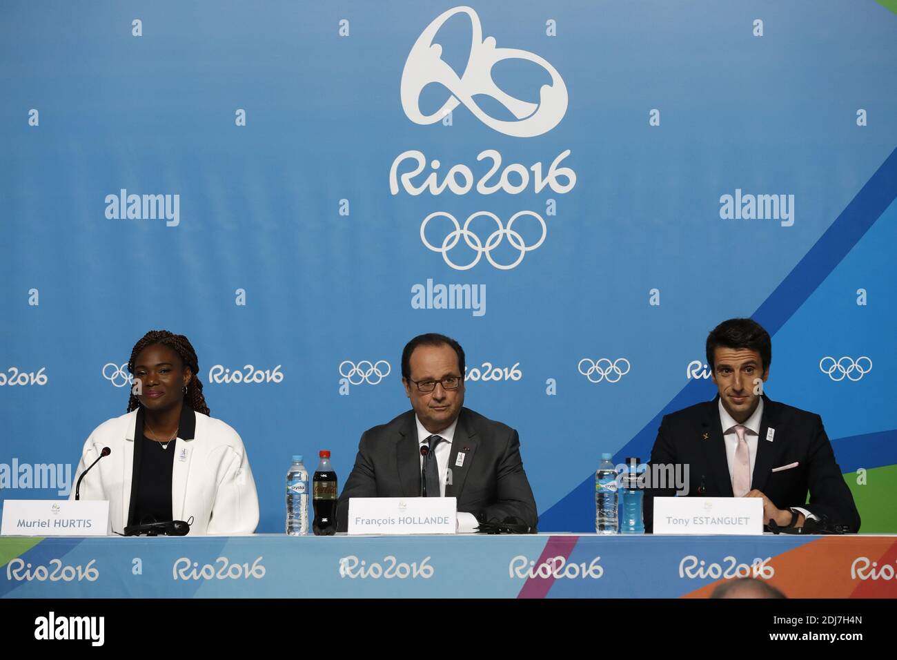 French President Francois Hollande (C) flanked by French athletes Tony