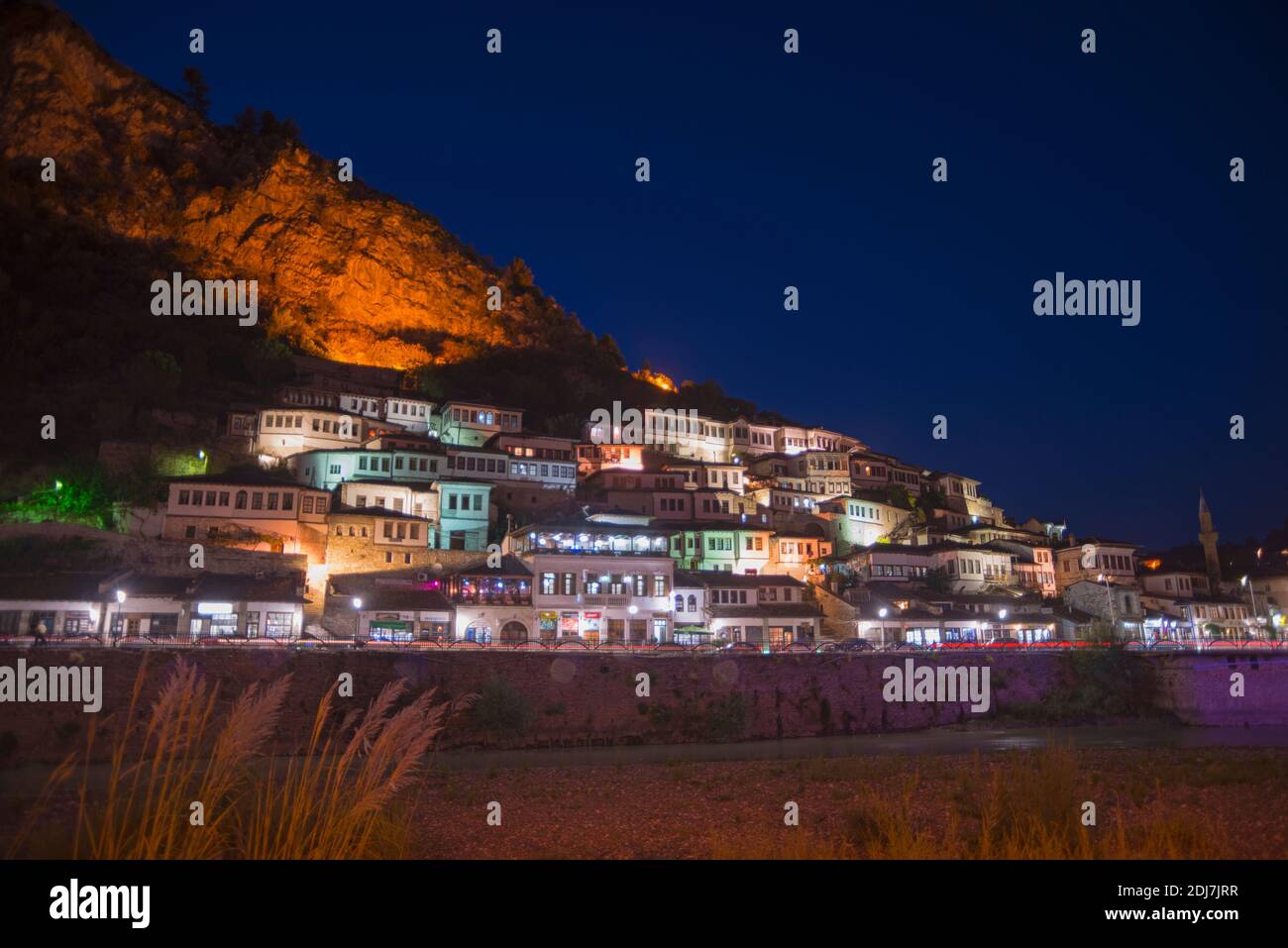 Stadtteil Mangalem, Berat, Fluss Osum, Albanien / Stadt der tausend Fenster  Stock Photo - Alamy