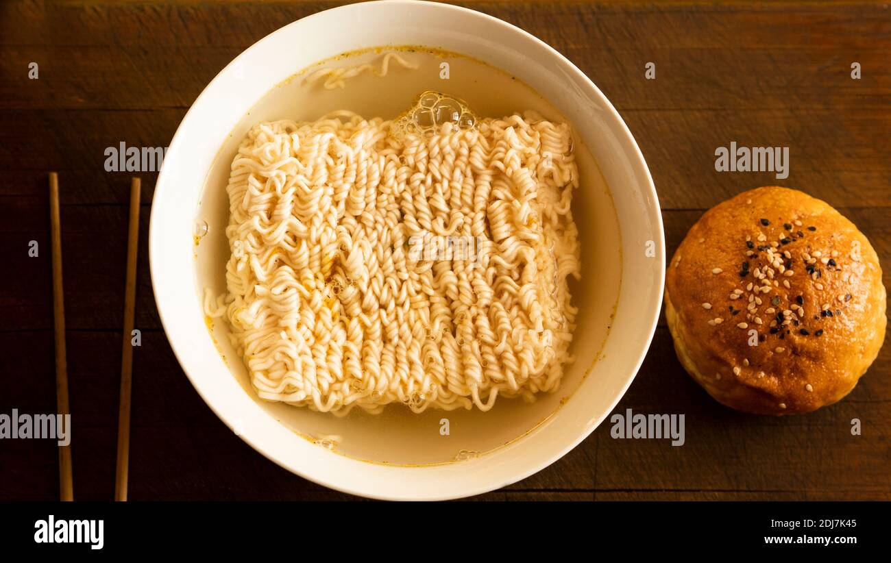 Instant noodles on a plate. How to brew Chinese noodles Stock Photo Alamy