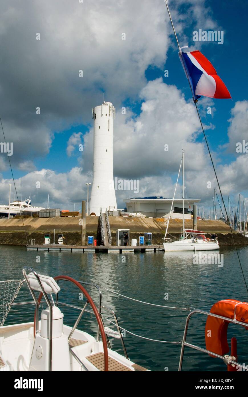 Frankreich, Bretagne, Morhiban, Arzon, Port Crouesty, Leuchtturm Stock Photo