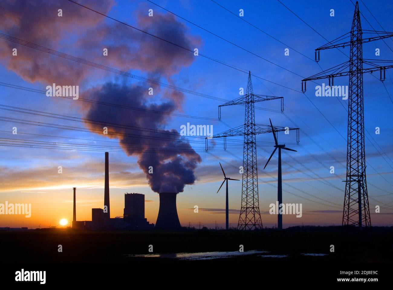 Deutschland, Niedersachsen, Kreis Peine, Mehrum, Kraftwerk Mehrum, Kohlekraftwerk, Steinkohlekraftwerk, Sonnenuntergang, geballte Energie Stock Photo