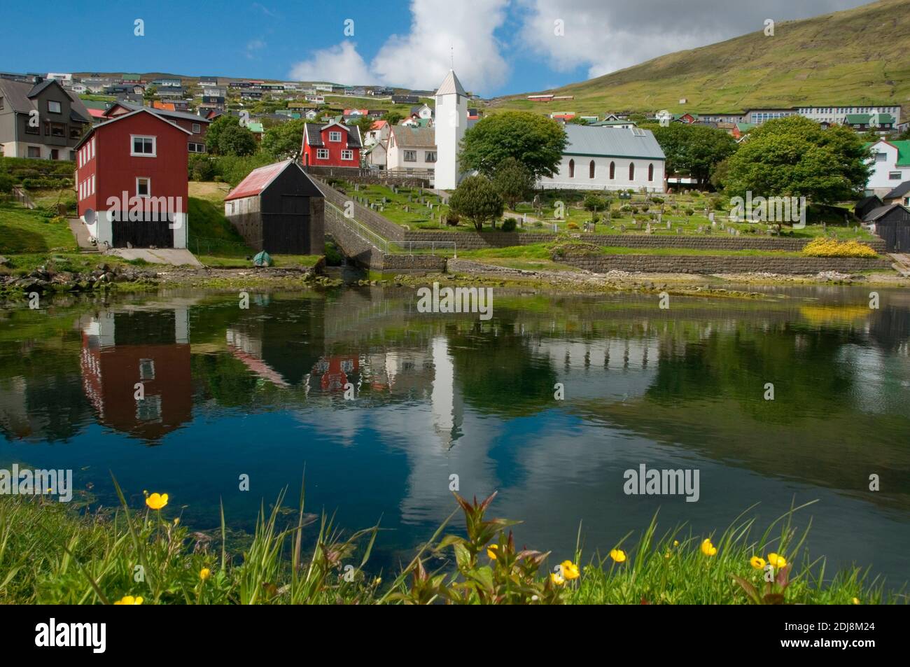 Daenemark, Daenemark, Faeroeer Inseln, Insel Streymoy, Vestmanna, Ortsansicht, Kirche Stock Photo