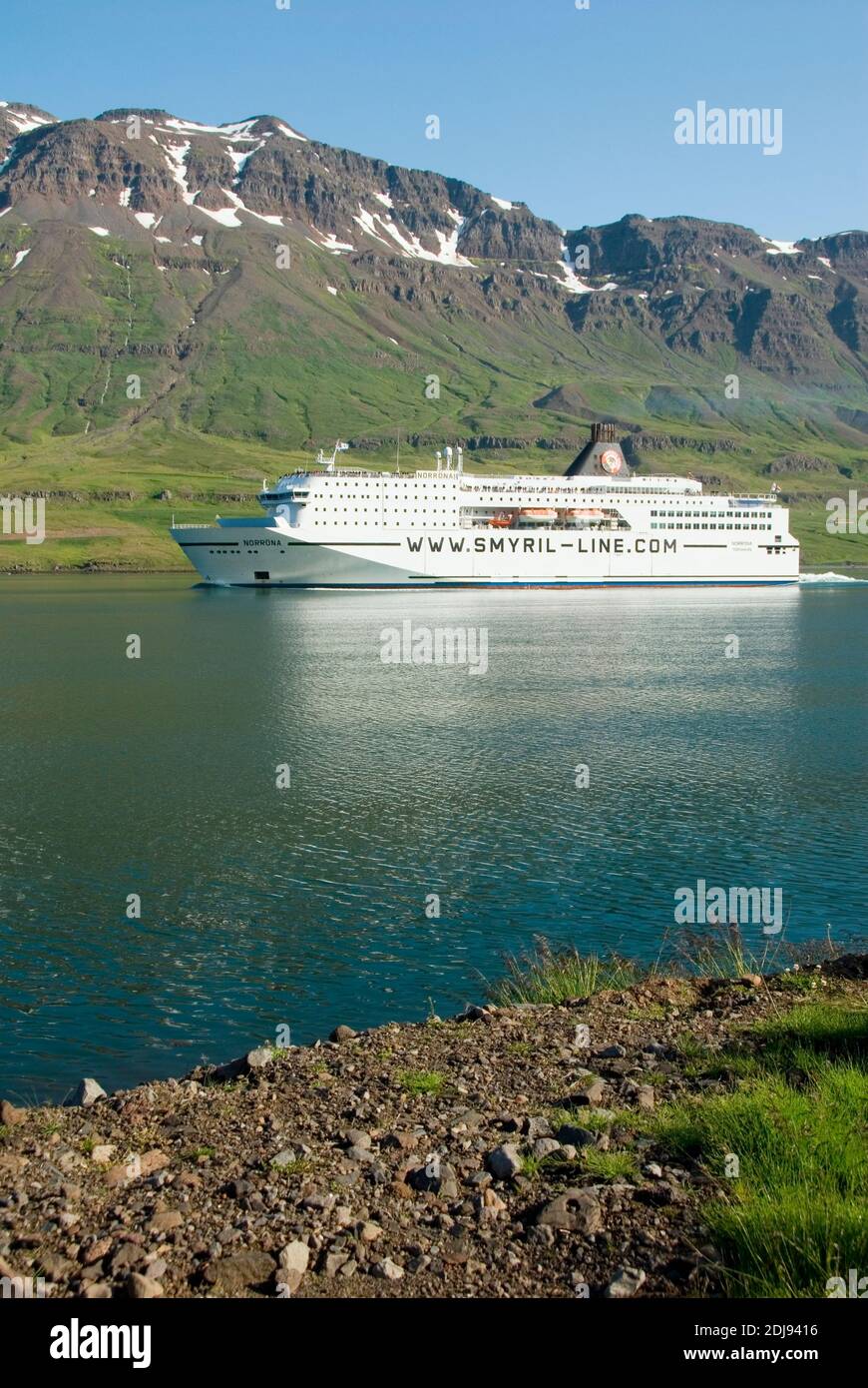 Europa, Island, Iceland, Fjord Seydisfjoerdur, Fjordlandschaft, Faehre Norraena, Smyril Line, Faehre im Fjord Stock Photo