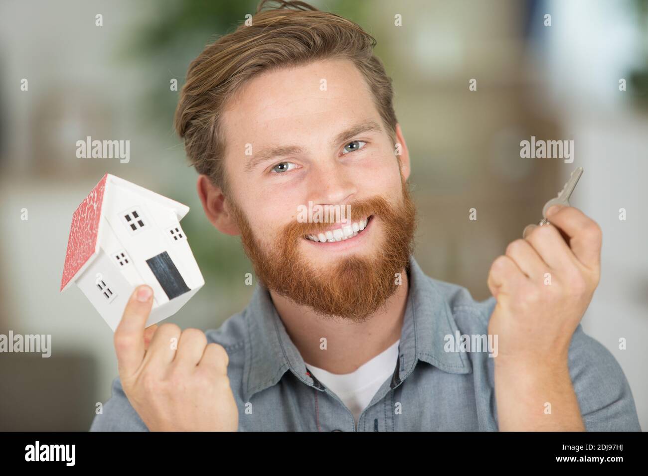 Woman showing keys husband hi-res stock photography and images - Alamy