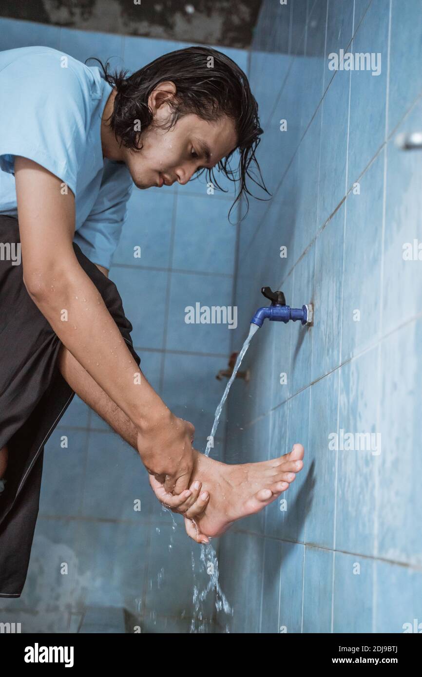Man muslim perform ablution (wudhu) washing foot before prayer Stock Photo Alamy