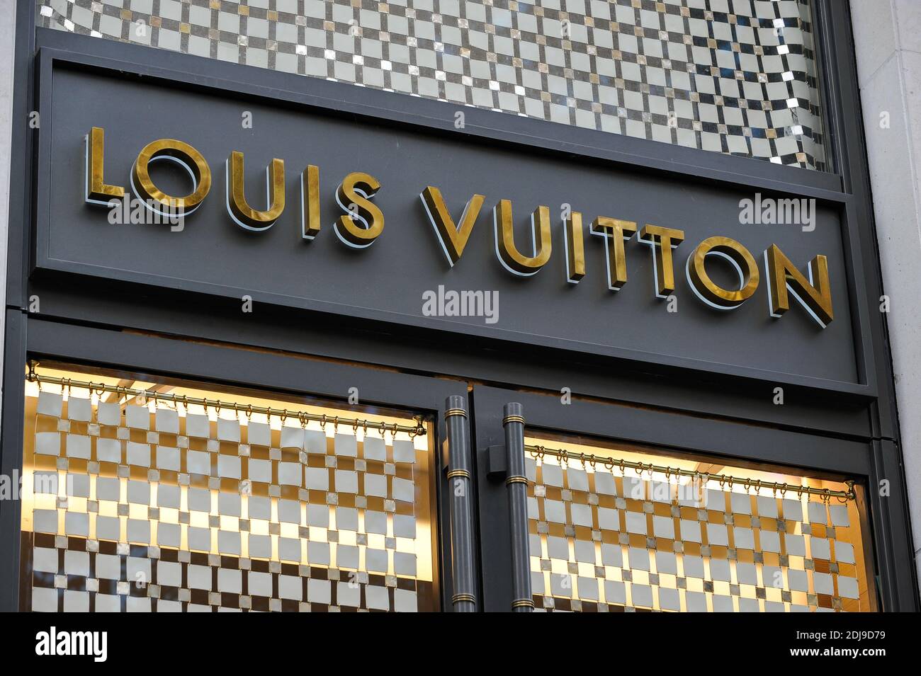 LOUIS VUITTON a shop located on Avenue Montaigne in Paris, France on  September 26, 2016. Photo by Bastien Guerche/ABACAPRESS.COM Stock Photo -  Alamy