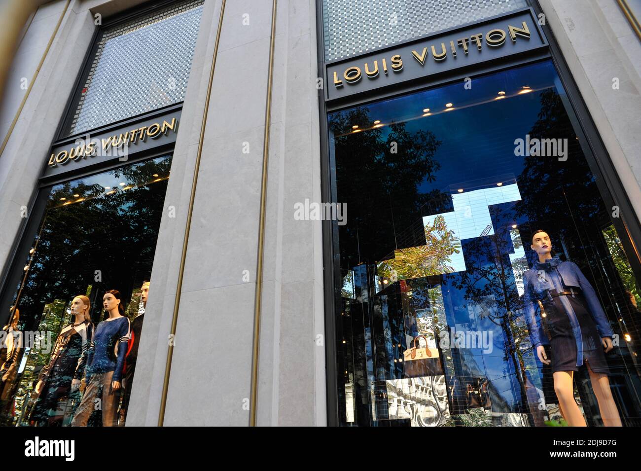 Louis Vuitton Shop, Avenue Montaigne, Paris, France Stock Photo - Alamy