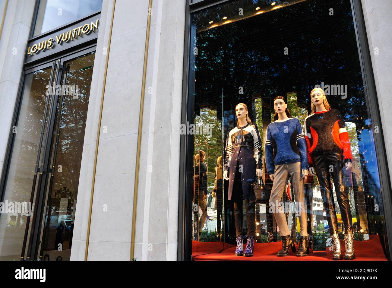 Paris, France, Woman Carrying Louis Vuitton Shopping Bags on Street,  Avenue Montaigne, mode labels, centre fashion Stock Photo - Alamy