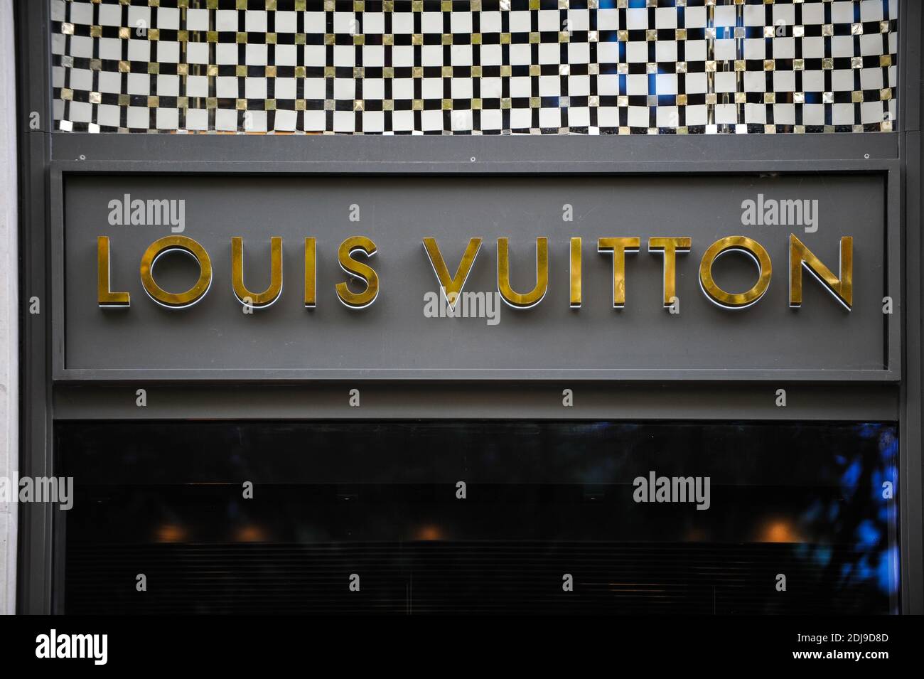 LOUIS VUITTON a shop located on Avenue Montaigne in Paris, France on  September 26, 2016. Photo by Bastien Guerche/ABACAPRESS.COM Stock Photo -  Alamy