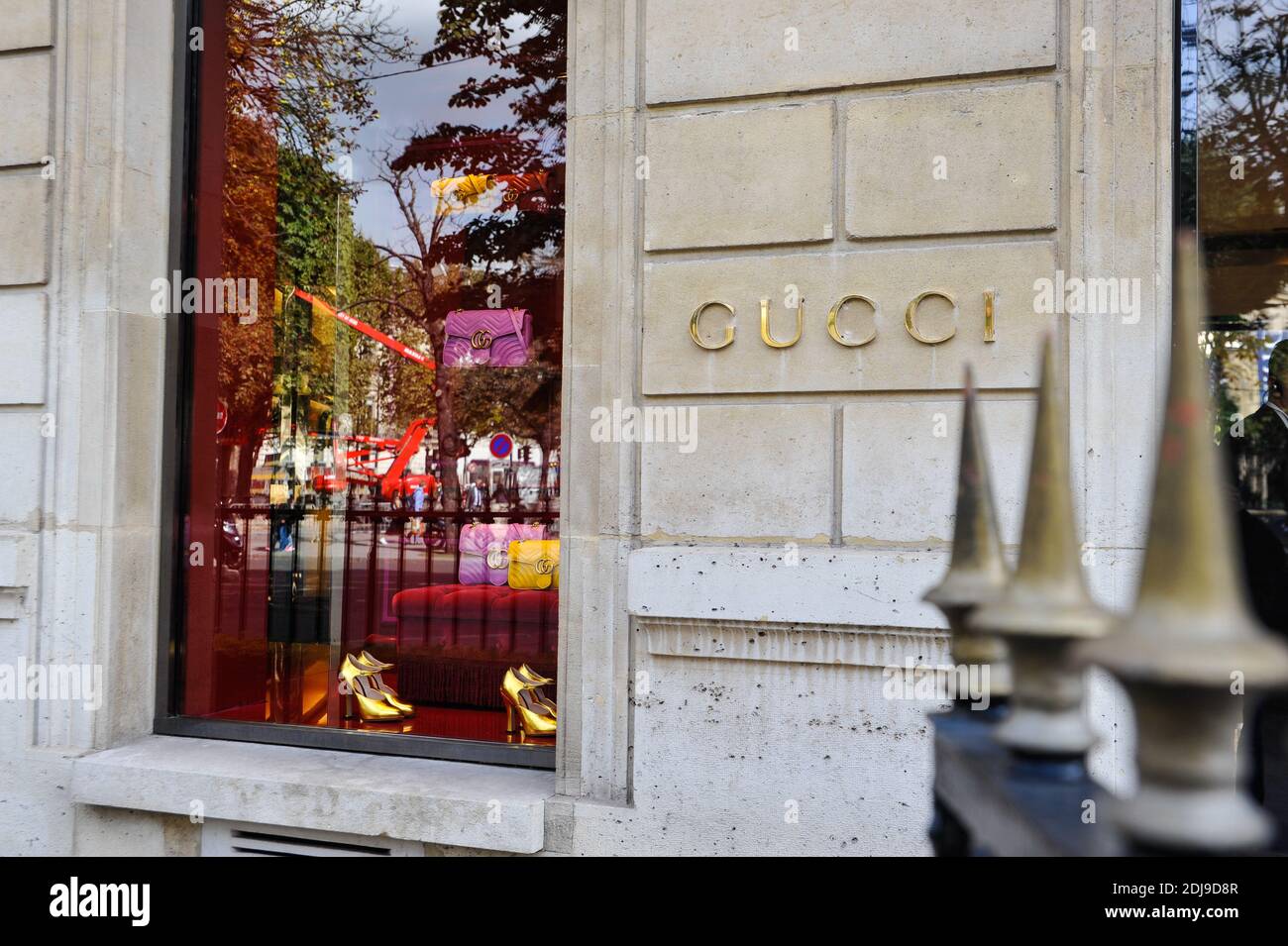 Gucci Fashion Luxury Store in Avenue Montaigne in Paris, France Editorial  Photography - Image of door, montaigne: 142521187