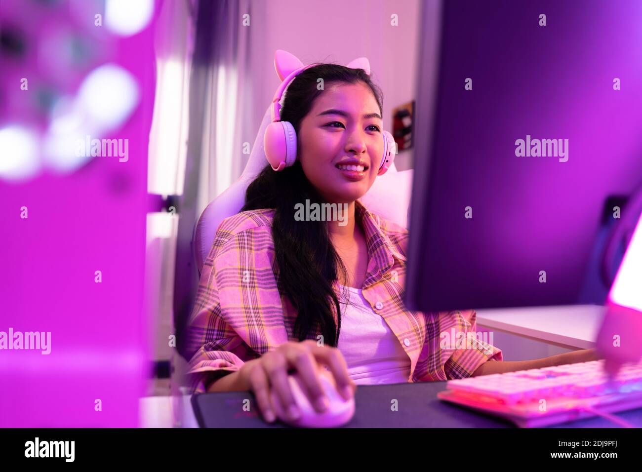 Premium Photo  Boyfriend cheering her beautiul girlfriend while she's playing  online games using wireless controller. room with neon light.