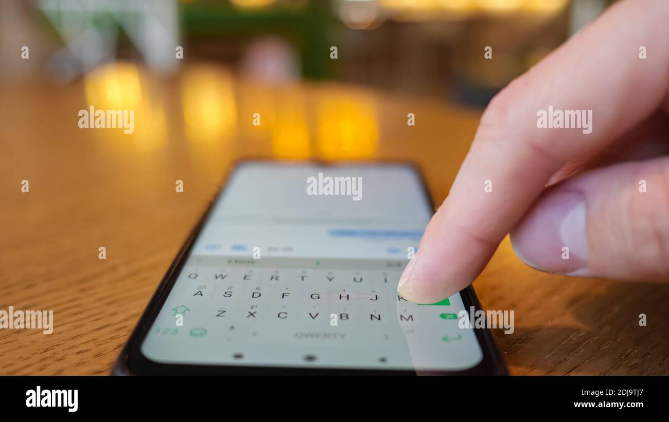 Phone send text typing screen hi-res stock photography and images - Alamy