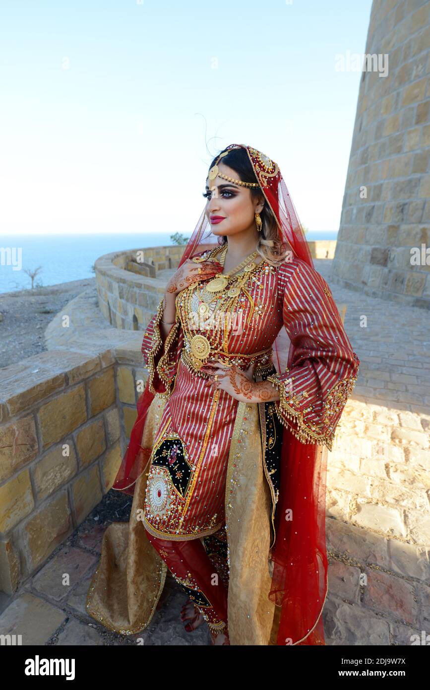 Traditional omani dress hi-res stock photography and images - Alamy