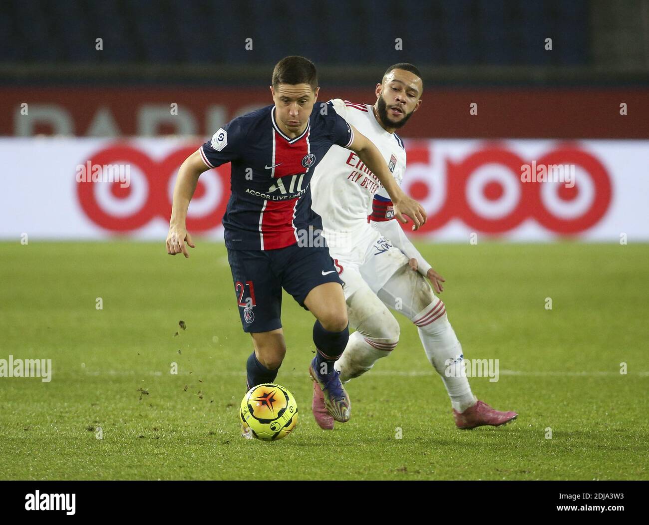 Ander Herrera of PSG, Memphis Depay of Lyon during the French championship Ligue 1 football match between Paris Saint-Germain (P / LM Stock Photo