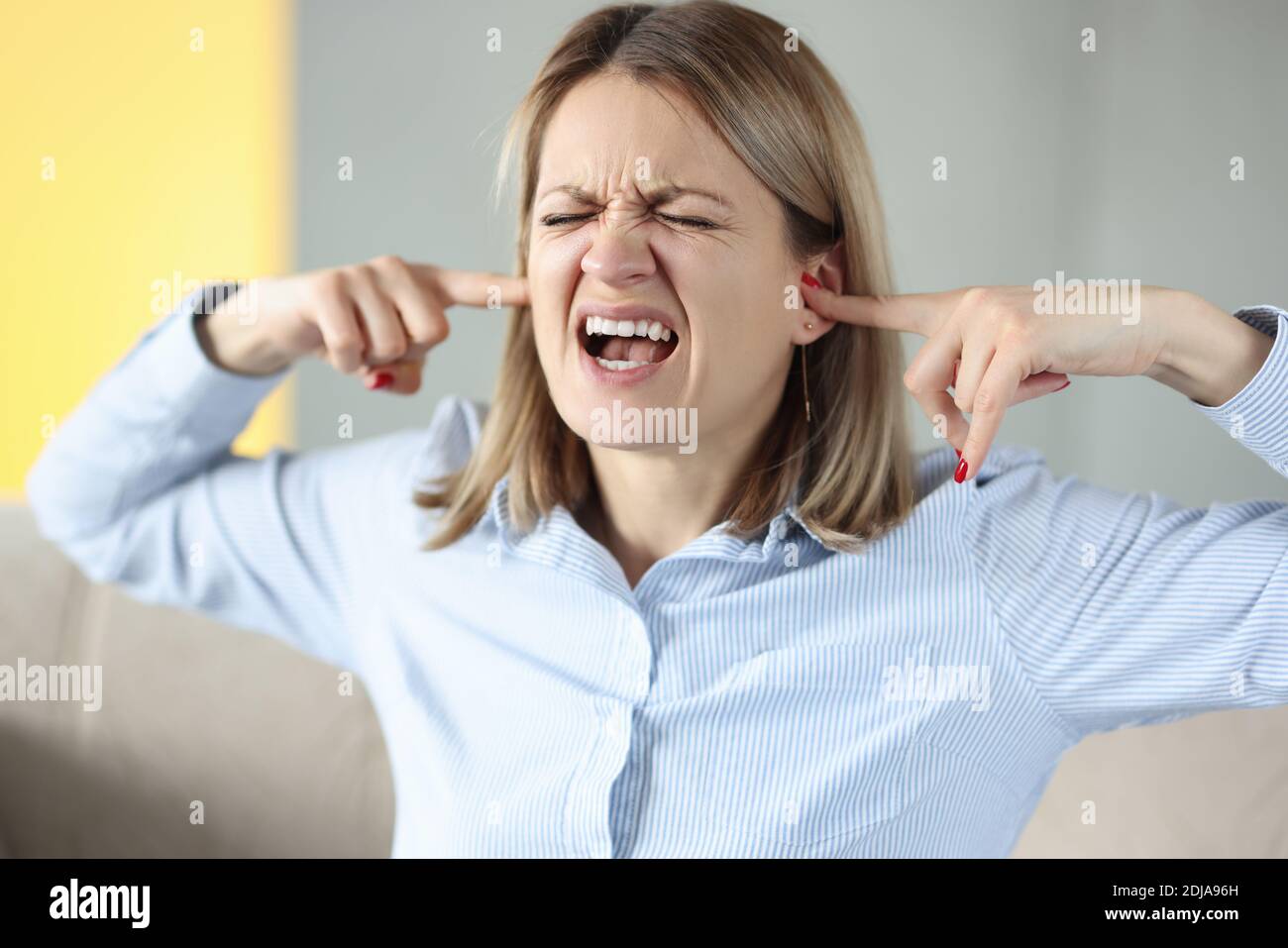 Loud music cover ears hires stock photography and images Alamy