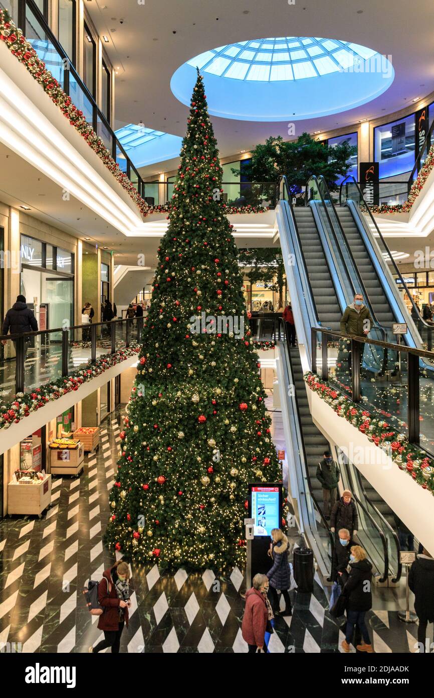 Münster Arkaden, Muenster shopping centre with tree and decor, people Christmas shopping during corona virus pandemic, Germany Stock Photo