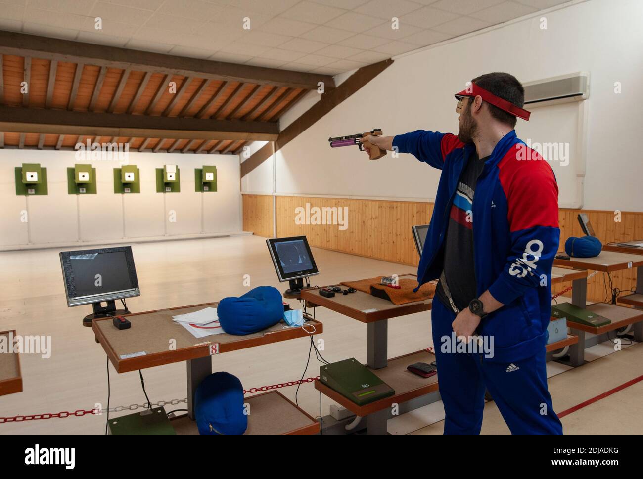 Electronic shooting range hires stock photography and images Alamy