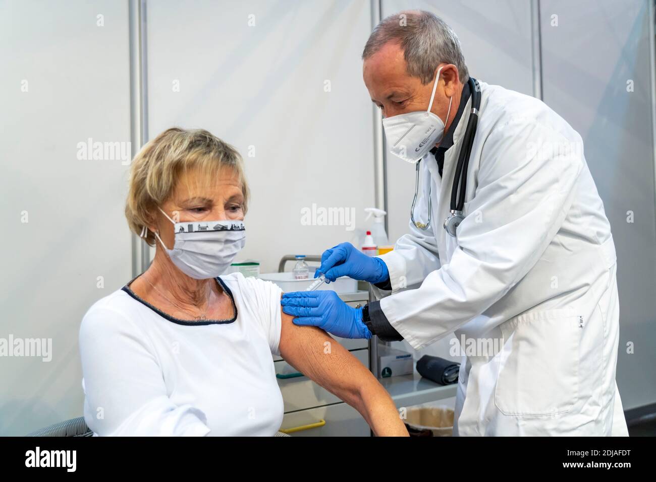 Test run in the vaccination centre for Corona vaccinations, in a hall at Messe Essen, by the city, the fire brigade and various aid organisation, 12 v Stock Photo