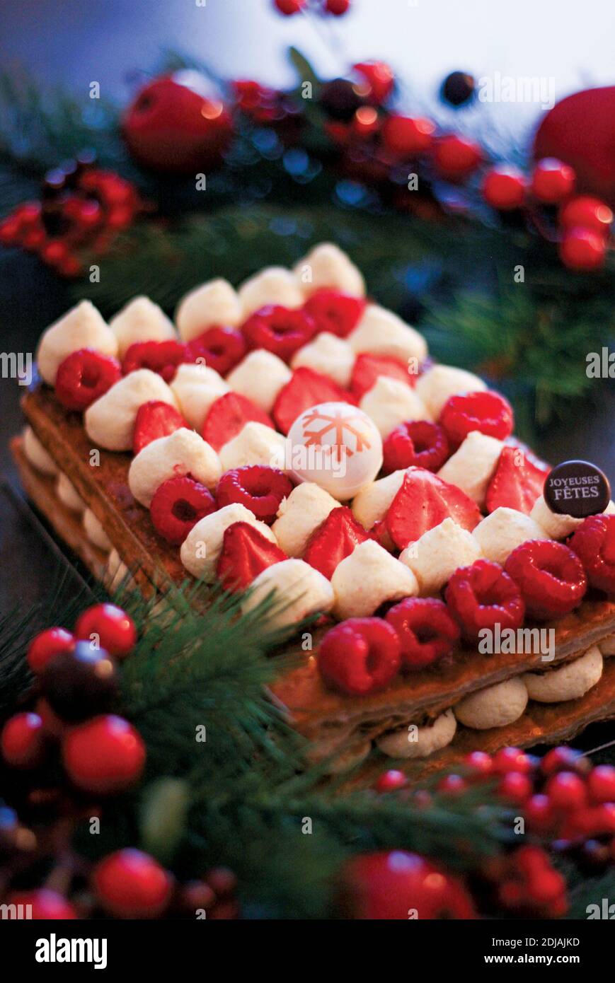 belle photographie d'un millefeuille aux fraises et framboises, dessert traditionnel français, pour illustrer une recette ou un article de magazine Stock Photo
