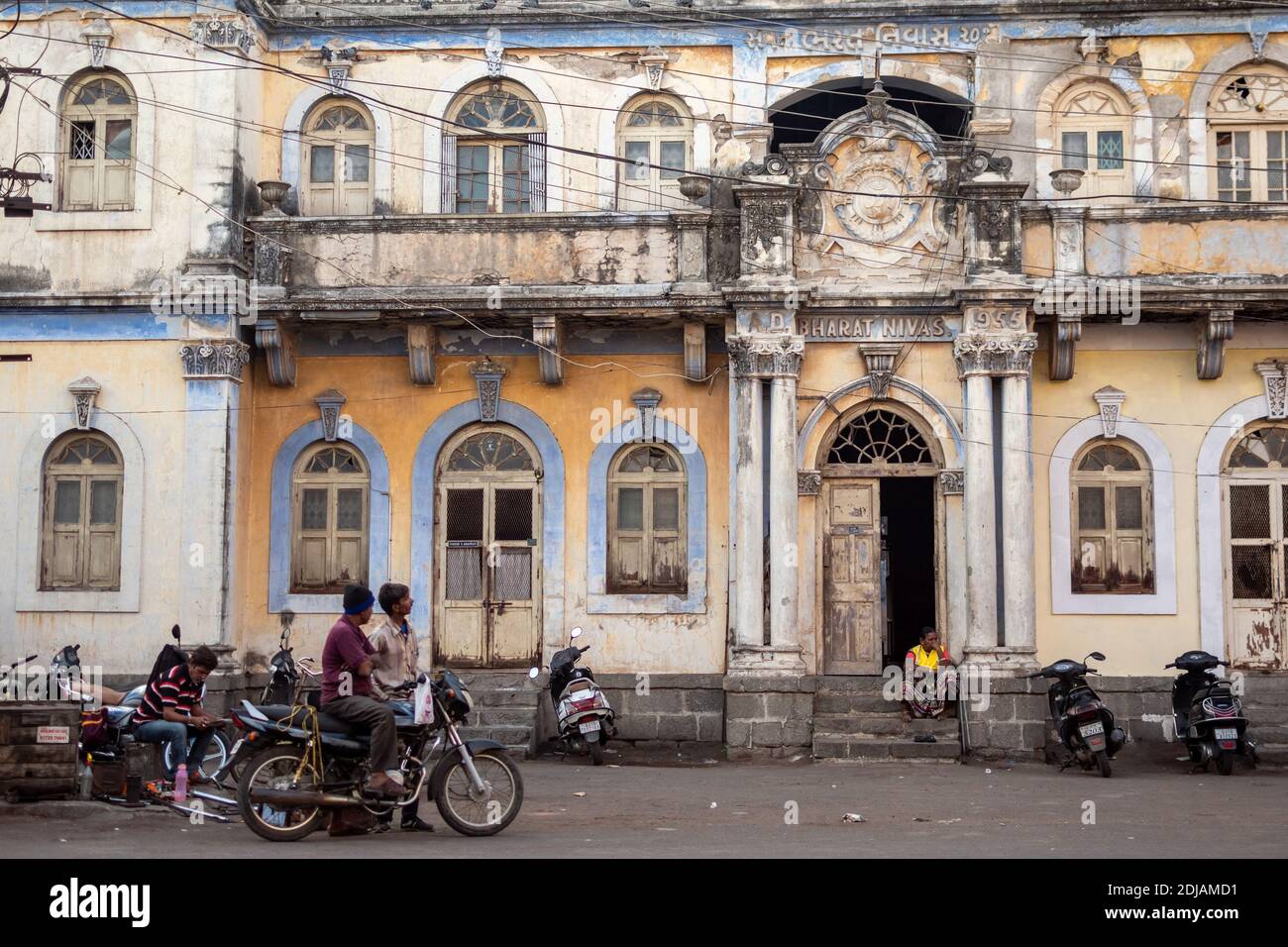 Jamnagar, Gujarat, India - December 2018: Beautiful lunette windows of an  old vintage heritage building in the city of Jamnagar Stock Photo - Alamy