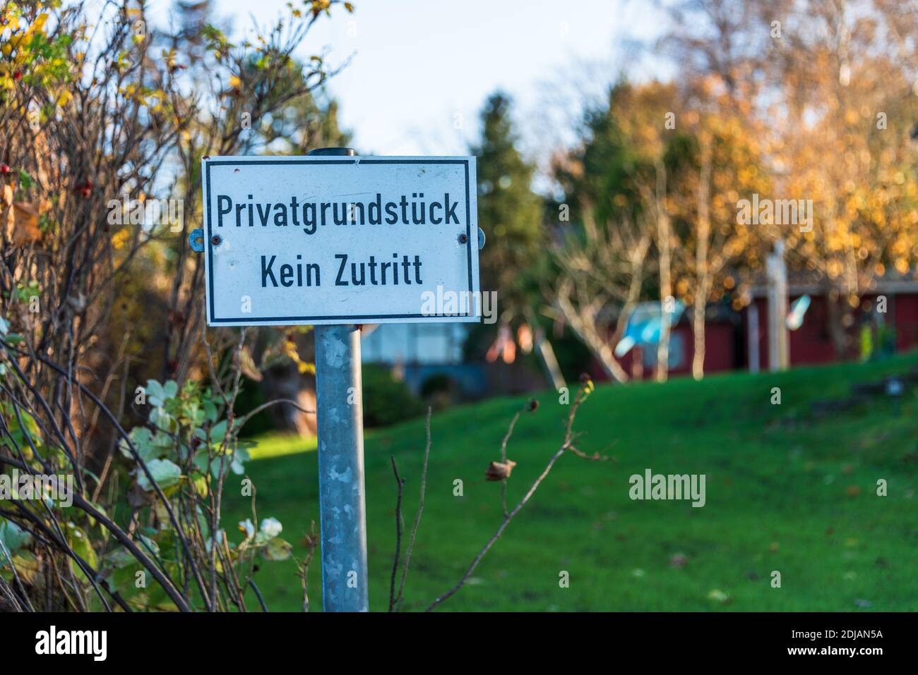 Schild mit der Aufschrift 'Privatgrundstück Kein Zutritt' am Fördewanderweg an der Kieler Förde Stock Photo