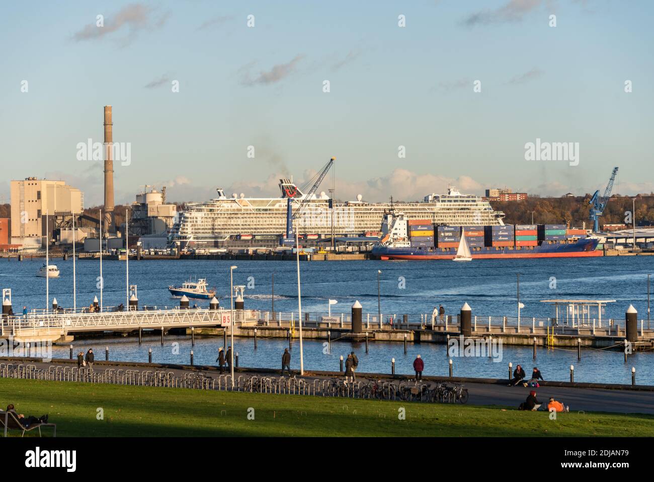 Blick von Kiel-Düsternbrook über die Kiellinie und die Reventloubrücke auf den Ostuferhafen mit Kraftwerk und Kreuzfahrtterminal Stock Photo