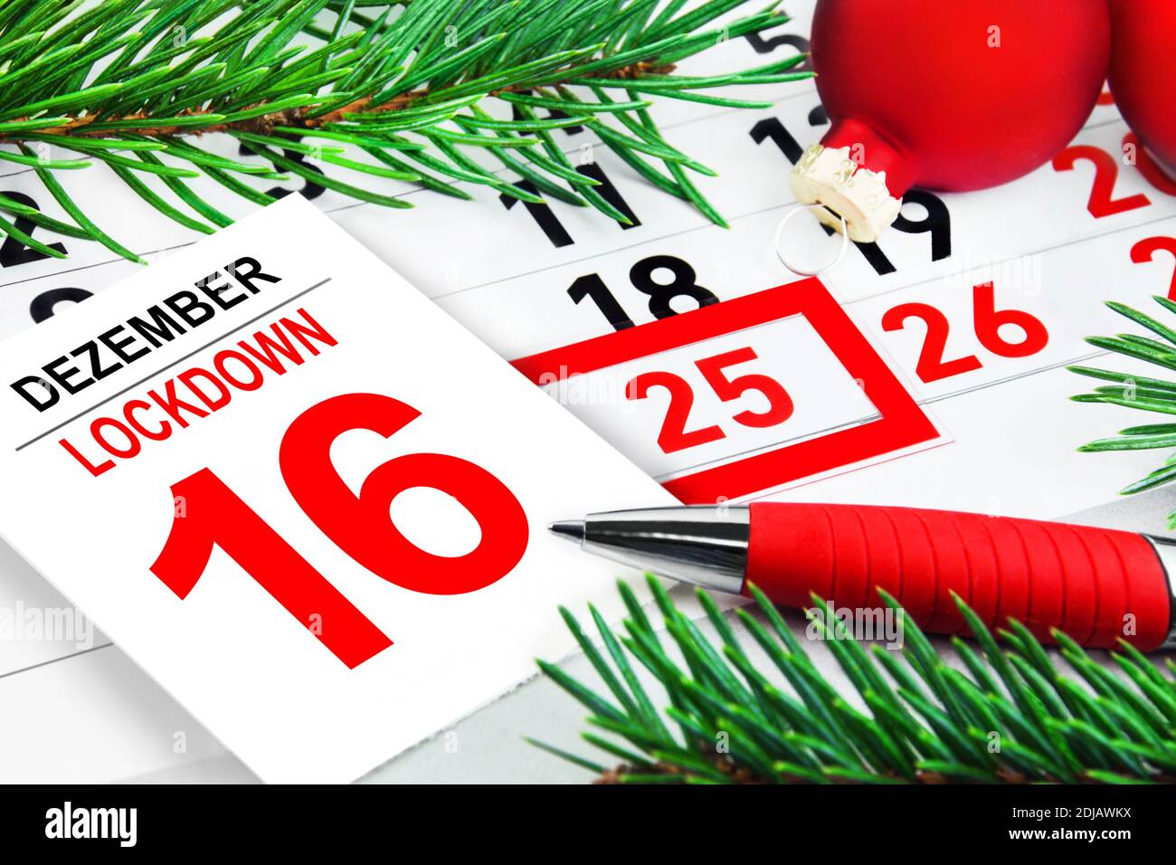 Kalender 16 Dezember 2020 und Weihnachtsdekoration Stock Photo