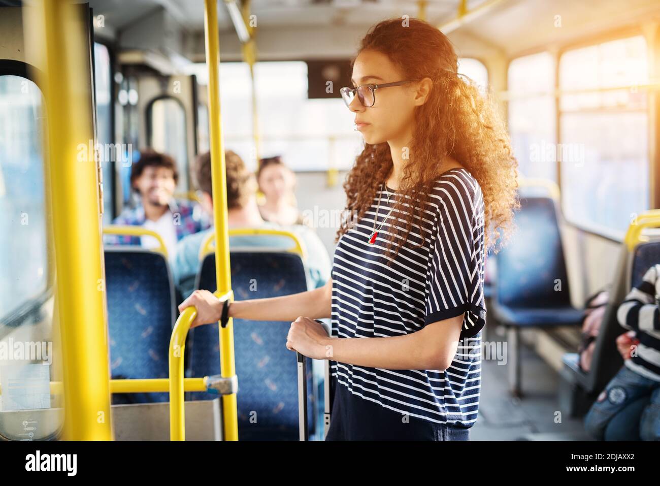 Женщина ждет автобус. Подсчет пассажиров. Wait for a bus. Общественный транспорт вектор. Остановка мультяшная.