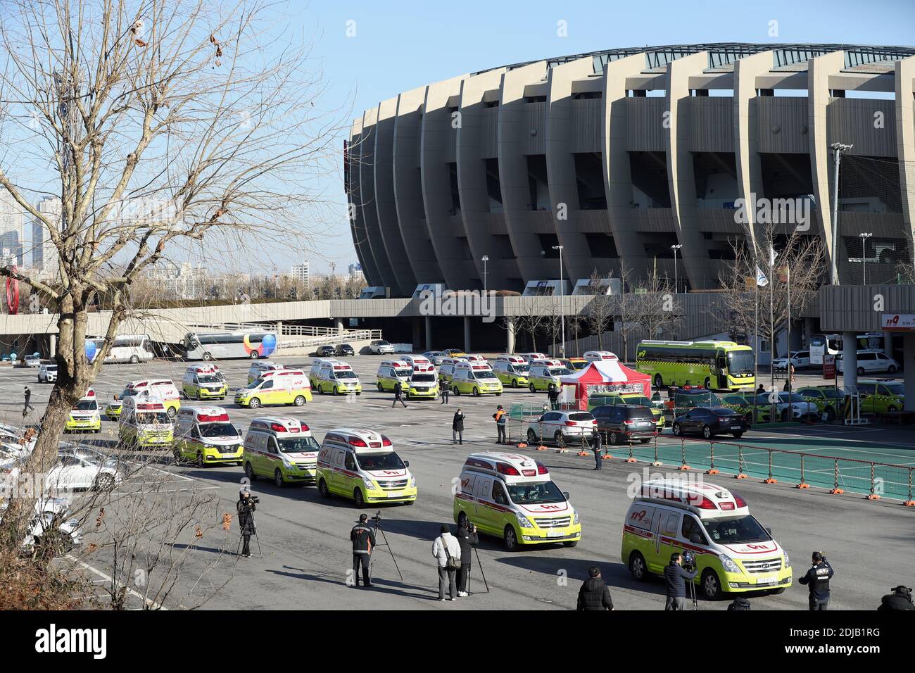 (201214) -- SEOUL, Dec. 14, 2020 (Xinhua) -- Ambulances set off to transfer confirmed cases and suspected patients near the Jamsil Sports Complex in Songpa-gu of Seoul, South Korea, Dec. 14, 2020. In the latest tally, South Korea reported 718 more cases of COVID-19 for the past 24 hours, raising the total number of infections to 43,484.   It was lower than the country's highest daily caseload of 1,030 tallied on Sunday, but the reading stayed above 100 for 37 days since Nov. 8. (NEWSIS/Handout via Xinhua) Stock Photo