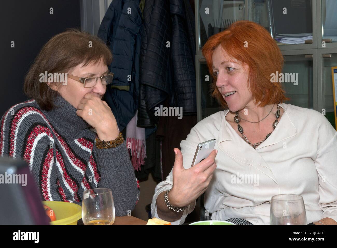 Two elderly women sitting talking hi-res stock photography and images ...