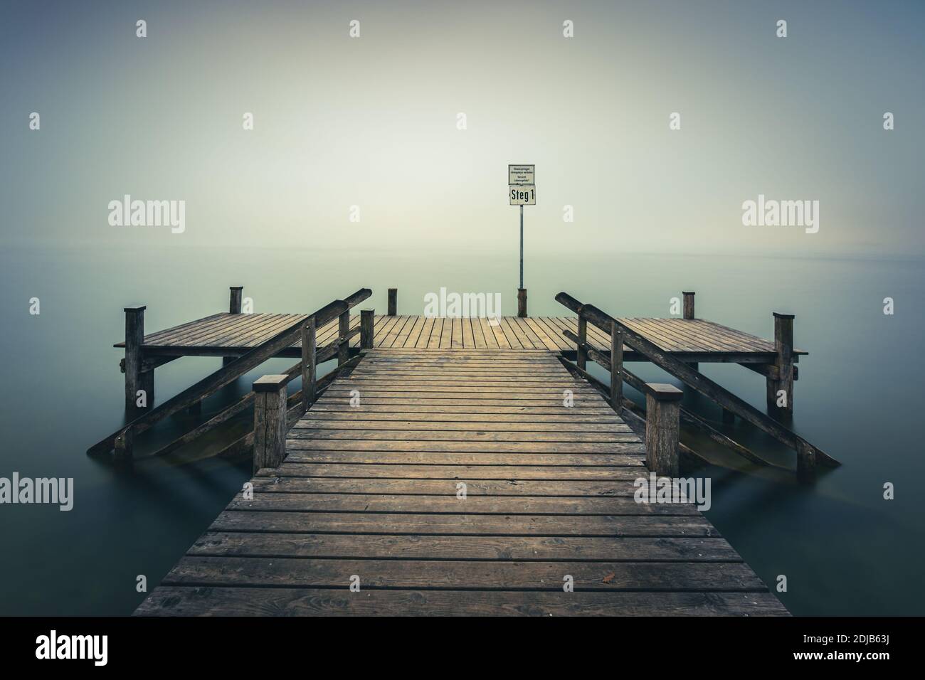 Steg am Morgen im Dezember am Starnberger See Stock Photo
