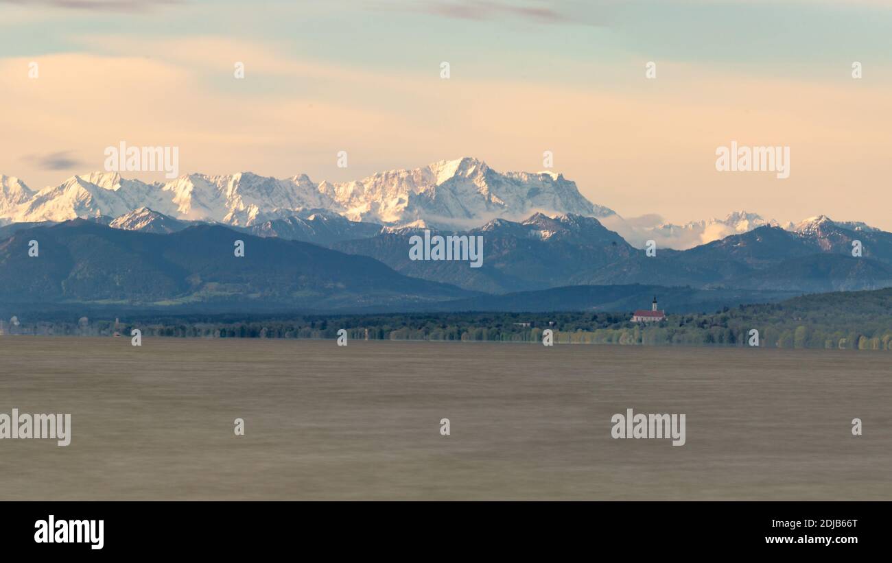 Alpen hinter dem Ammersee bei schöner Fernischt am Morgen Stock Photo