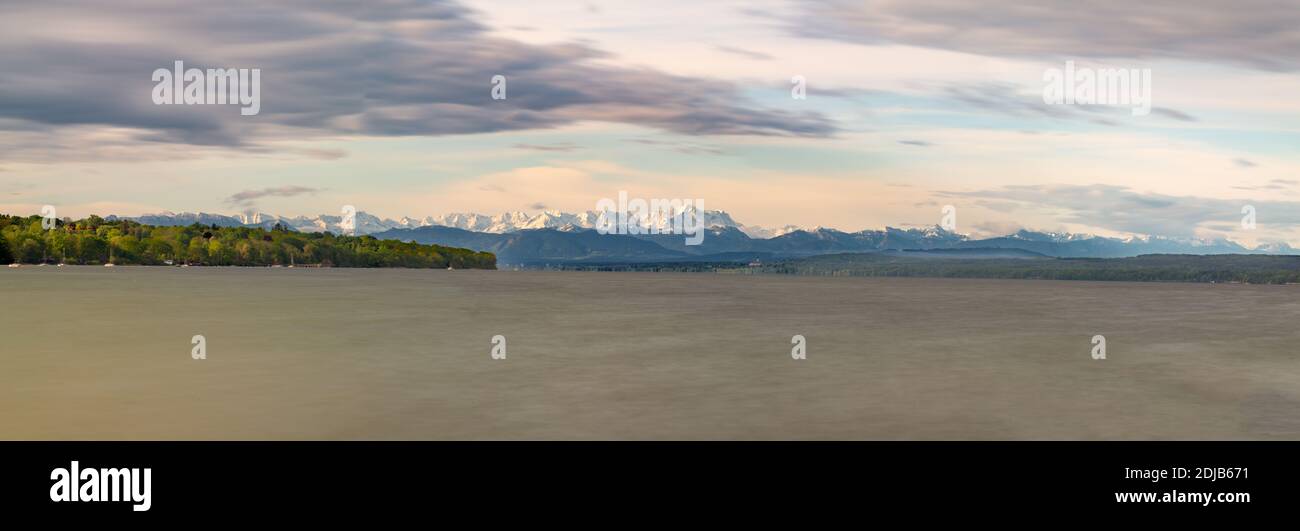 Ammersee Panorama am Morgen von Stegen aus bei schöner Fernsicht Stock Photo