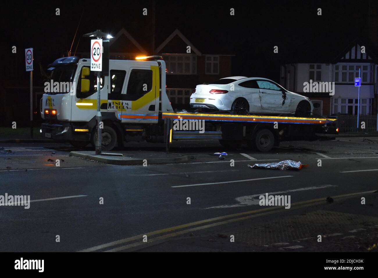 Police recover white mercedes in Southcote Lane, Reading Berkshire. Charles Dye / Alamy Live News Stock Photo