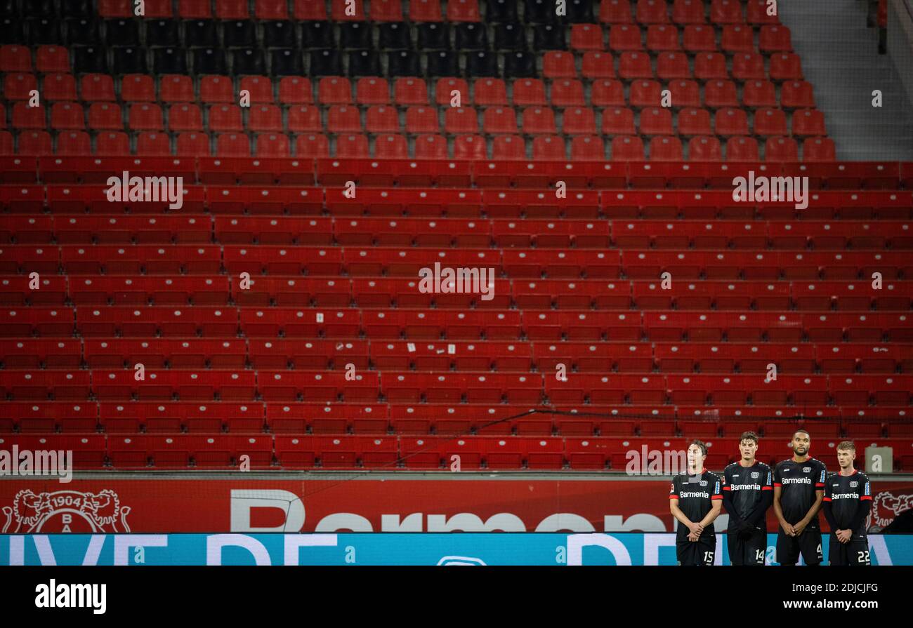 Julian Baumgartlinger (Leverkusen), (Leverkusen), Jonathan Tah (Leverkusen), Daley Sinkgraven (Leverkusen) bei einer Mauer im leeren Stadion Bayer Lev Stock Photo