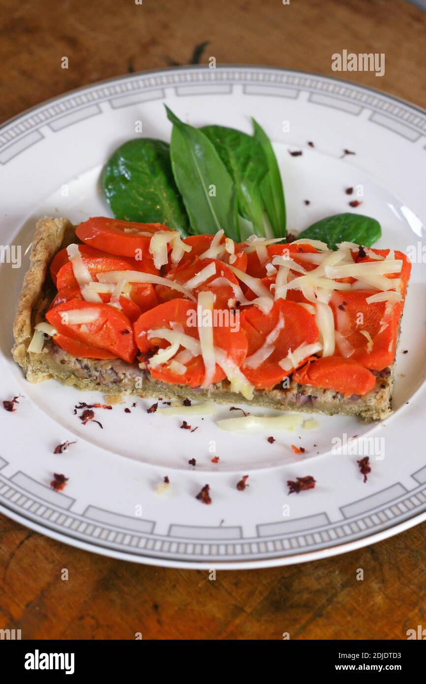 belle photographie d'une part de tarte aux carottes, fenouil et fromage pour illustrer une recette ou un article de magazine ou de journal Stock Photo