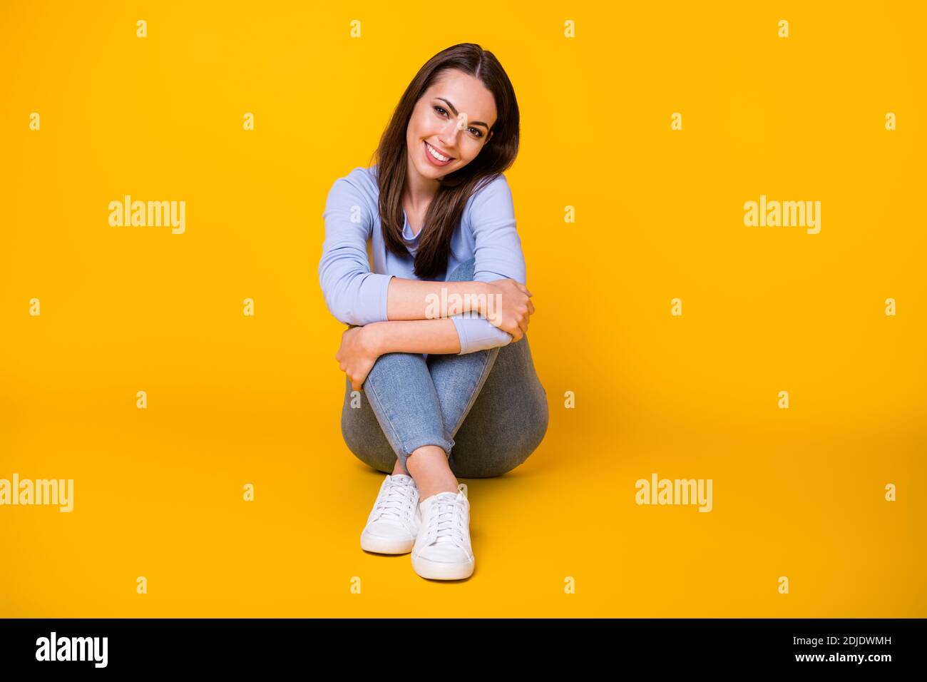 Crossed legs wearing blue jeans hi-res stock photography and images - Alamy