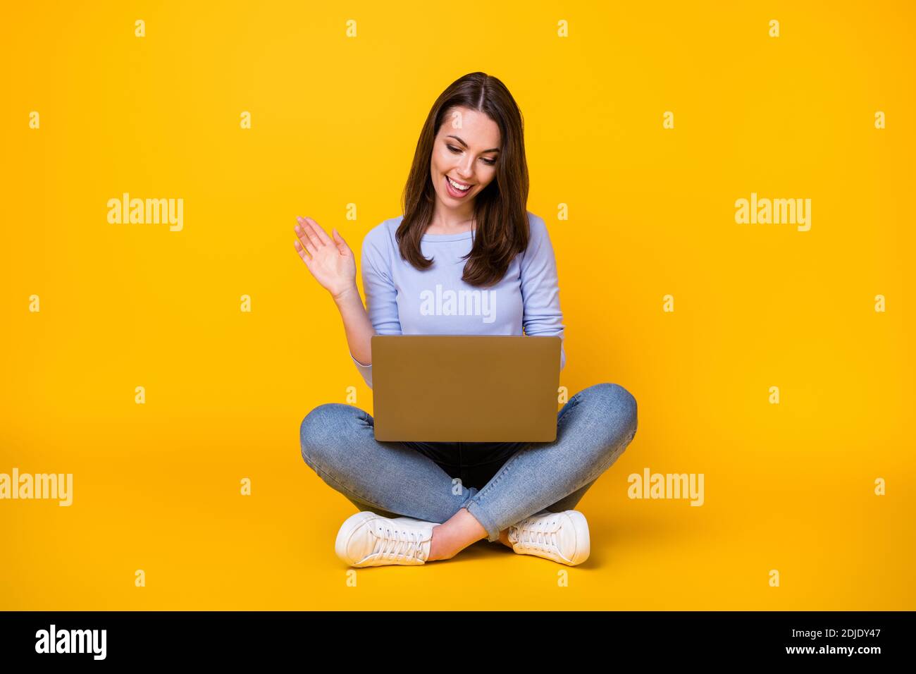 Girl showing her legs video hi-res stock photography and images - Alamy