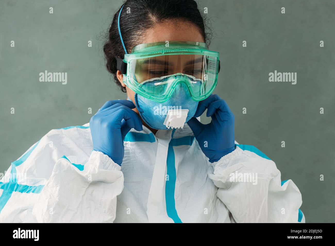 Doctor in protective mask glasses hi-res stock photography and images ...