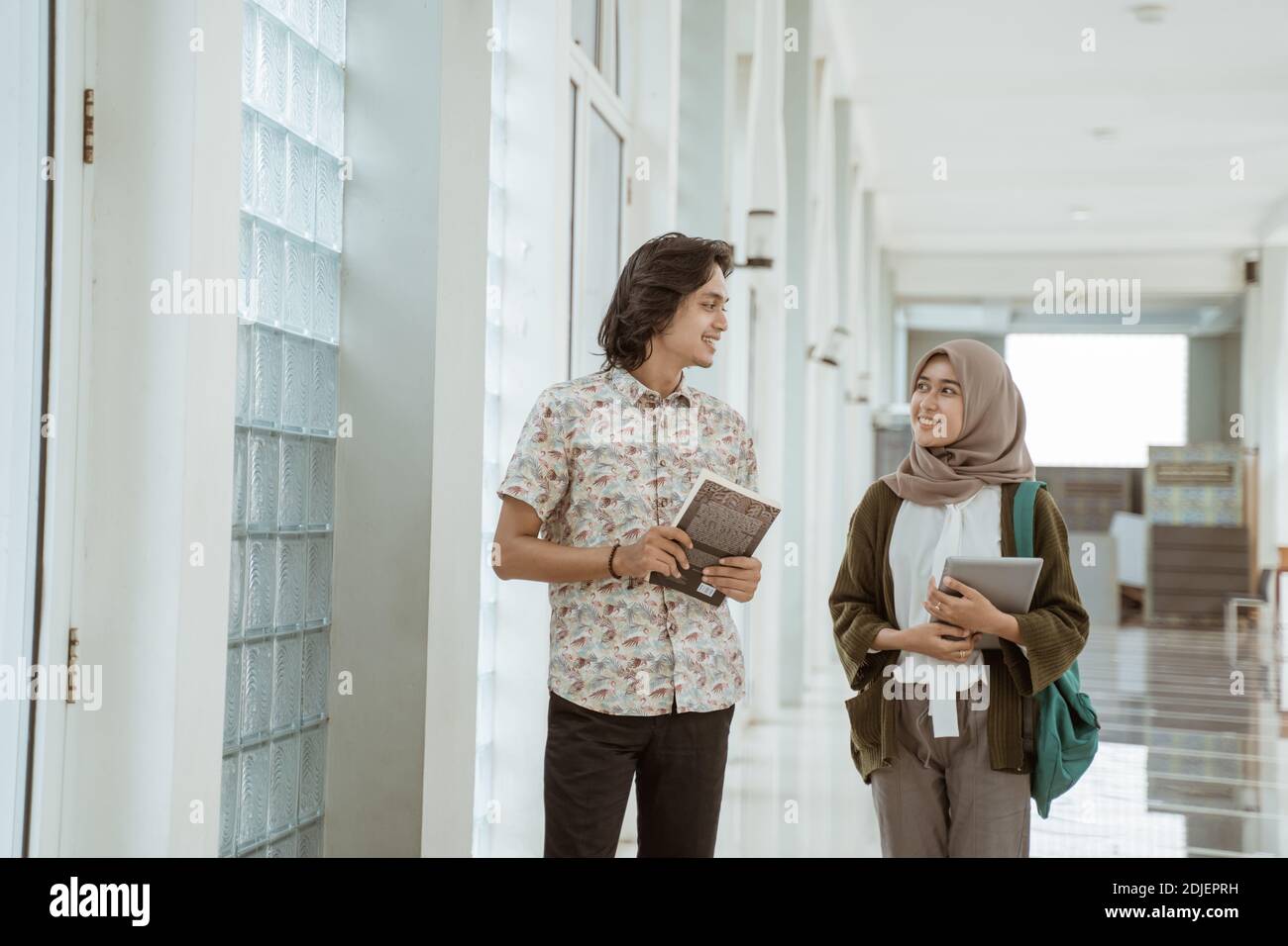 Student Discussion Portrait Portrait of students discussing together on campus Stock Photo - Alamy