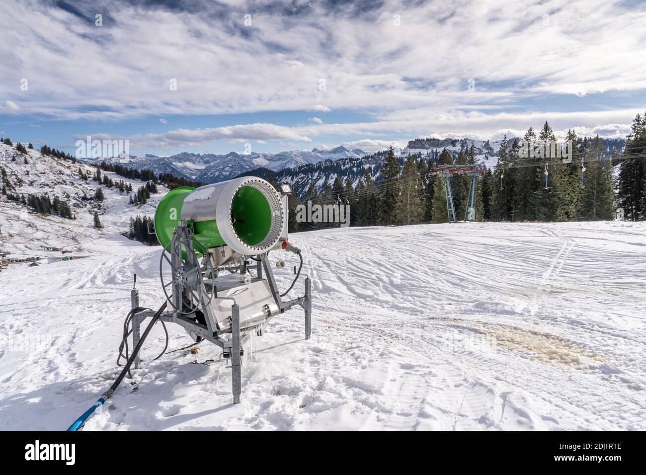 Snowgun Artificial Snow For Skiing Schneekanone Stock Photo - Download  Image Now - Fake Snow, Hill, Ski Slope - iStock