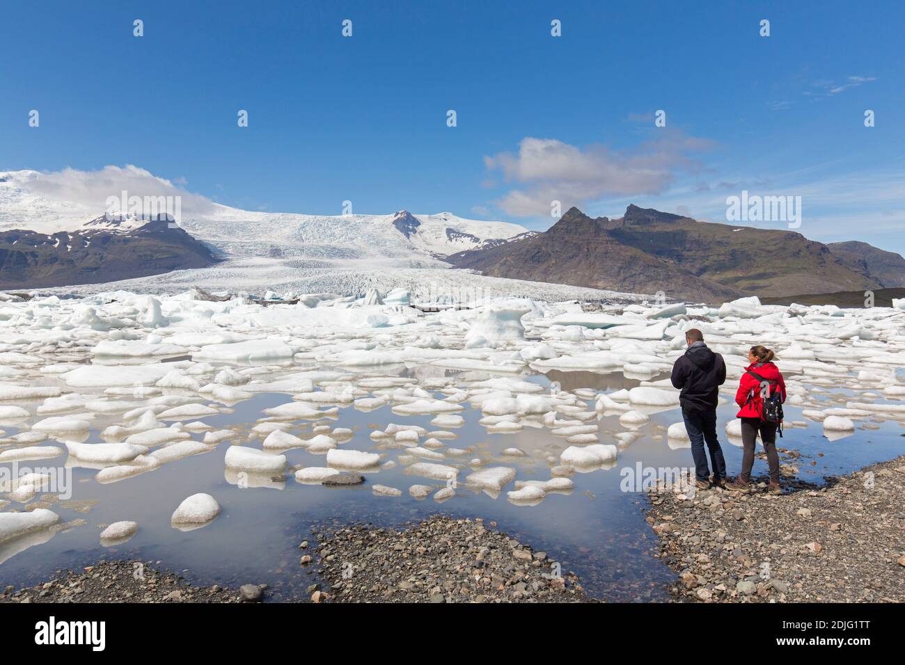 Tourists looking over the glacier lake Fjallsárlón and Icelandic