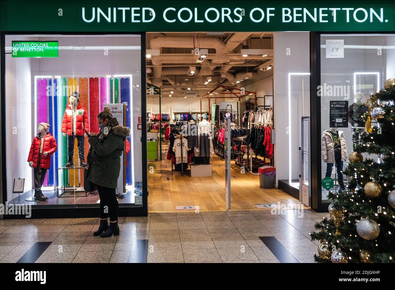 Krakow, Poland. 09th Dec, 2020. A woman wearing a face mask as a preventive  measure against the spread of coronavirus exits exits a United Colors of  Benetton shop. Credit: SOPA Images Limited/Alamy