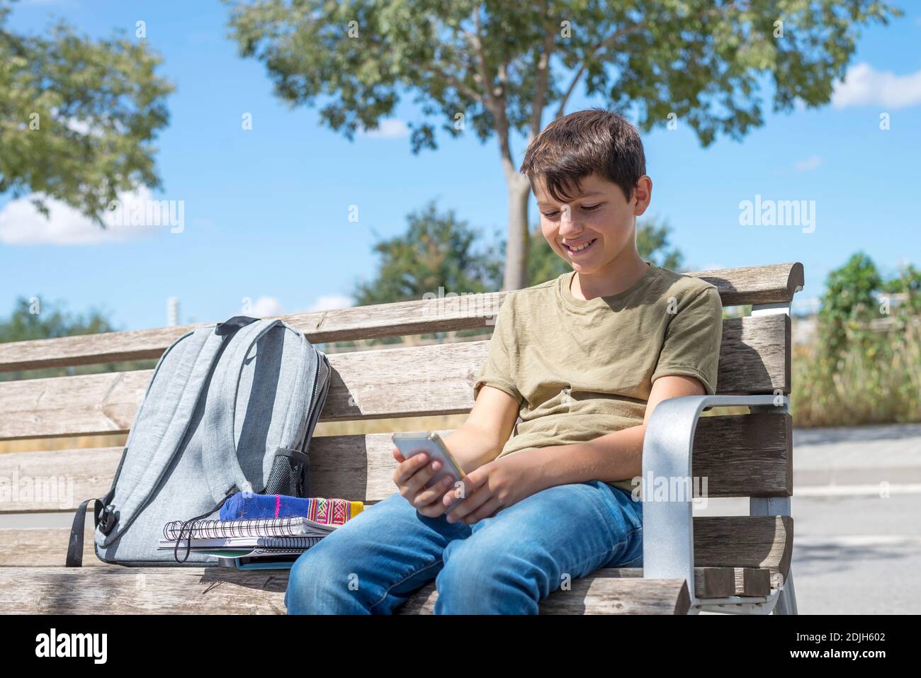 Школьники сидят на скамейке. Школьники на лавочке. Школьники сидит на длавочке. Школьник сидит на лавке