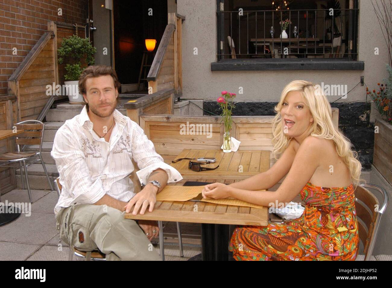 Exclusive!! Tori Spelling and Dean McDermott having dinner at Carens in Toronto's Yorkville area, June 19 2006. Stock Photo