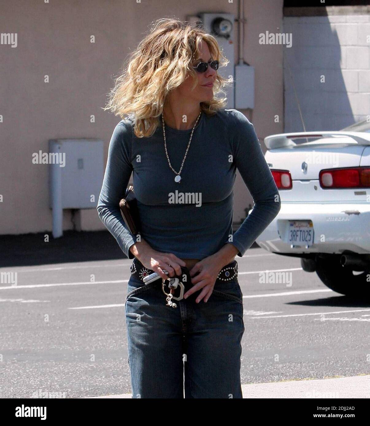 Exclusive!! Actress Meg Ryan checked that her zipper wasn't flying low  during a recently shopping trip in Santa Monica, Ca. 4/11/05 Stock Photo -  Alamy