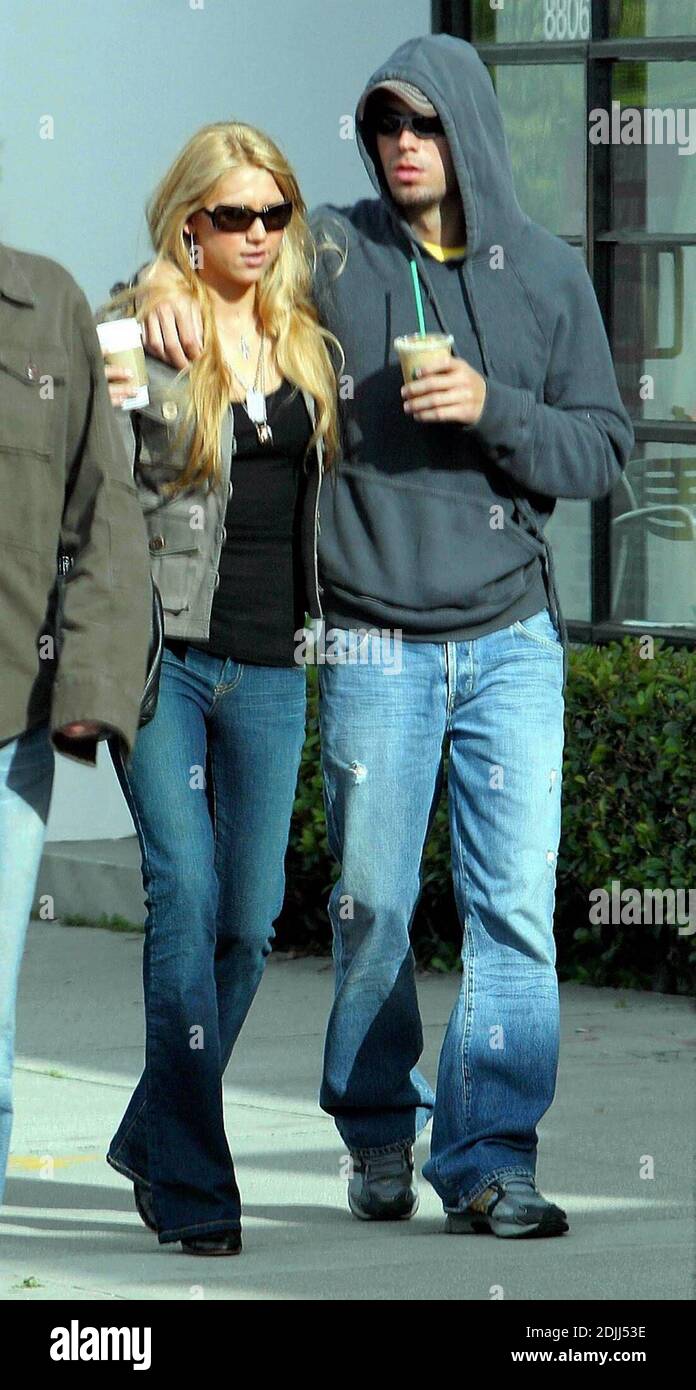 Anna Kournikova and Enrique Iglesias take a romantic stroll through Los  Angeles, Ca. Anna cuddled up under Enrique's arm as they walked, wearing  matching jeans and sunglasses. 4/7/05 Stock Photo - Alamy