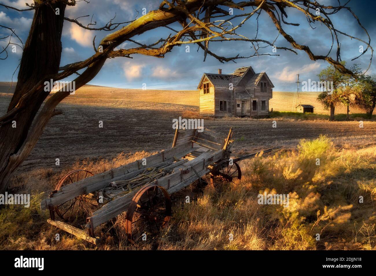 Abandoned farm house and wagon. Near The Dalles, Oregon Stock Photo
