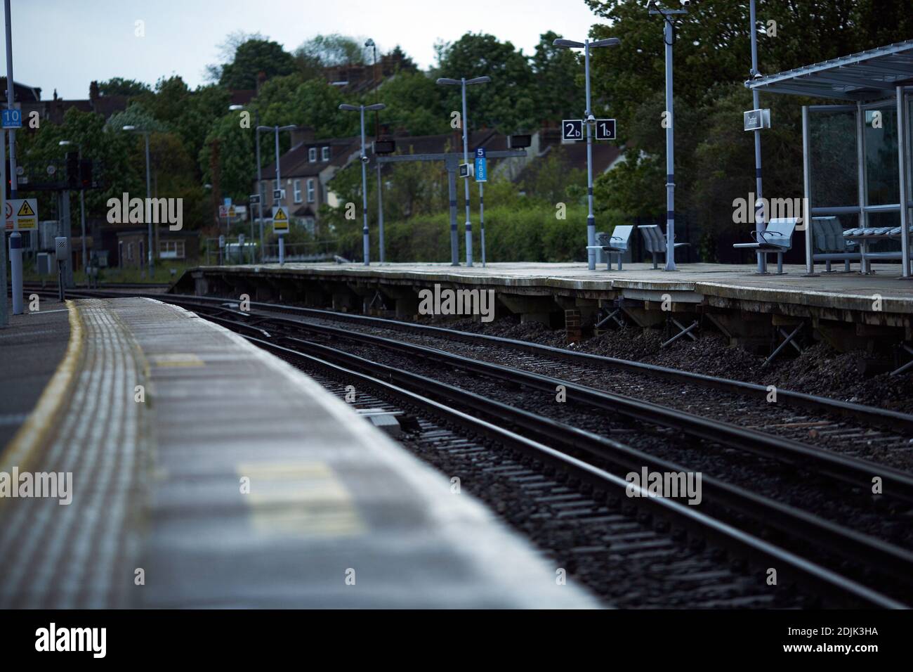 GREAT BRITAIN / empty train  platform Stock Photo