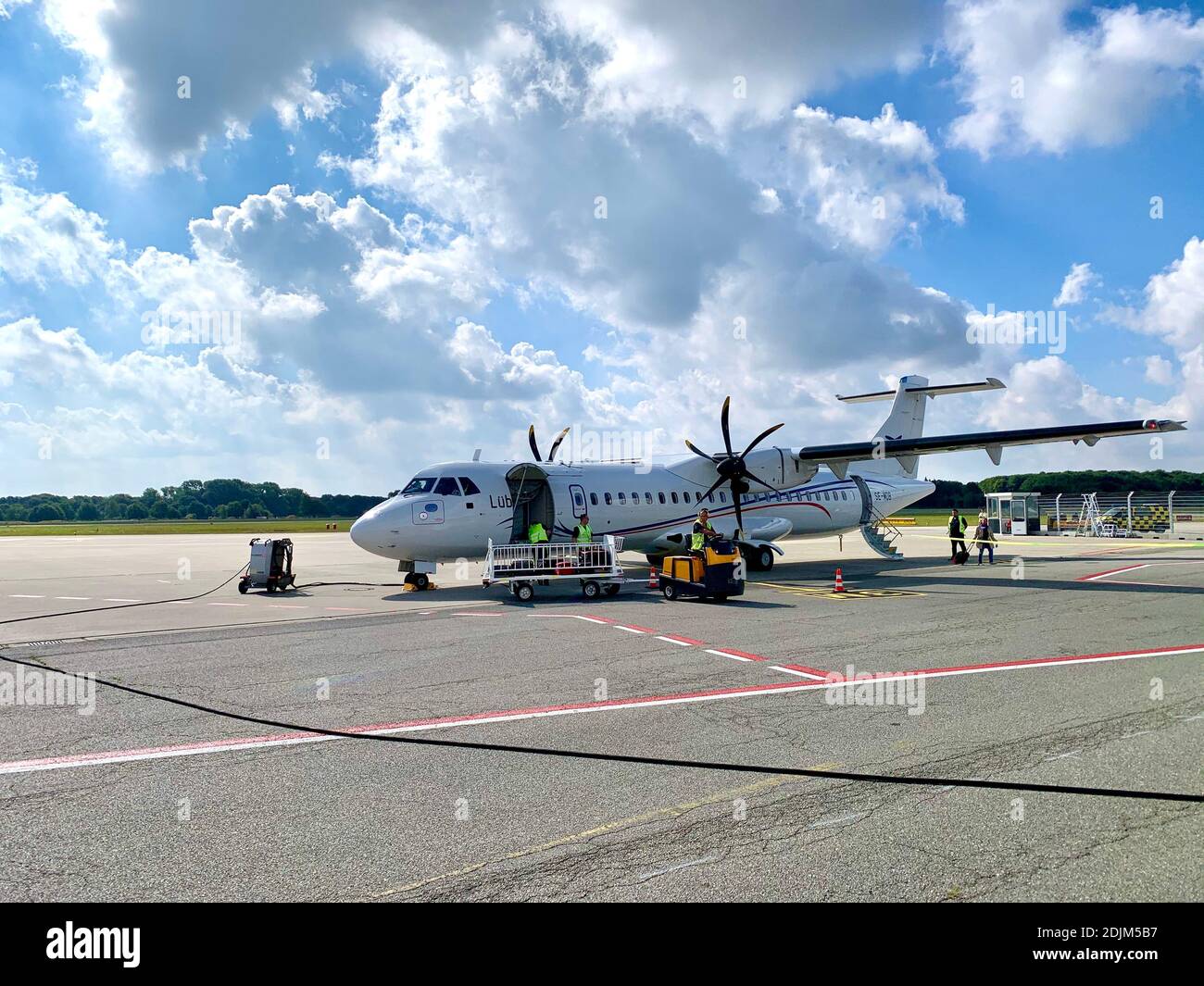 Airport ground staff hi-res stock photography and images - Alamy